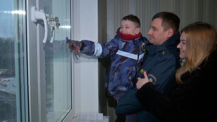 Сотрудникам полоцкого и новополоцкого подразделений МЧС вручили ключи от арендных квартир Сотрудникам полоцкого и новополоцкого подразделений МЧС вручили ключи от арендных квартир