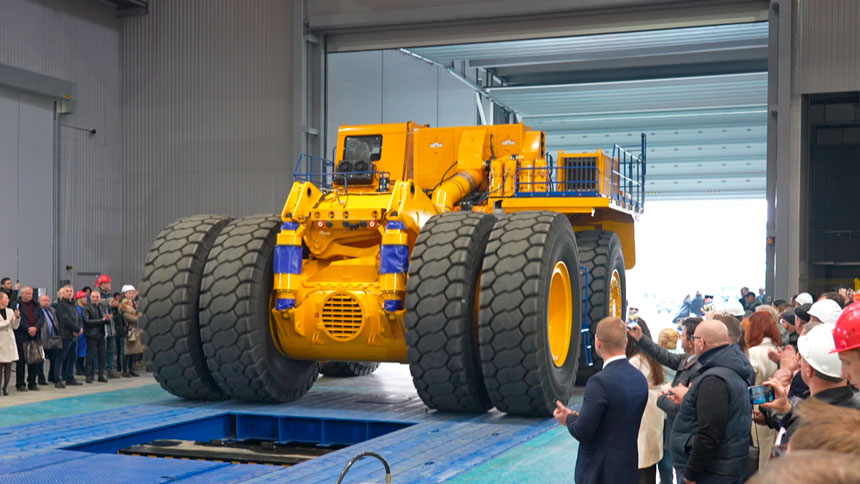 БЕЛАЗ открыл модернизированный цех испытаний автомобилей и тягачей