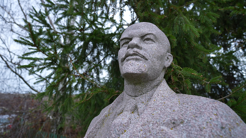 «К Ленину больше заходят!» Белорус создал атмосферный музей в деревне, где можно перенестись в XX век