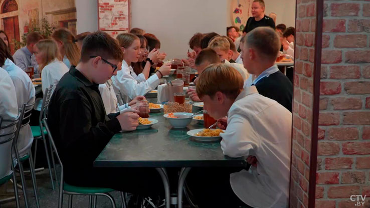 Шашлычок, пельмени и блинчики – узнали, чем кормят в школьных столовых-2 Шашлычок, пельмени и блинчики – узнали, чем кормят в школьных столовых-2