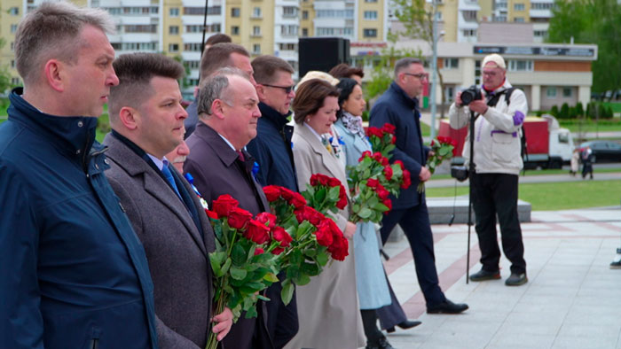 Первомай в столице – к стеле «Минск – город-герой» возложили цветы