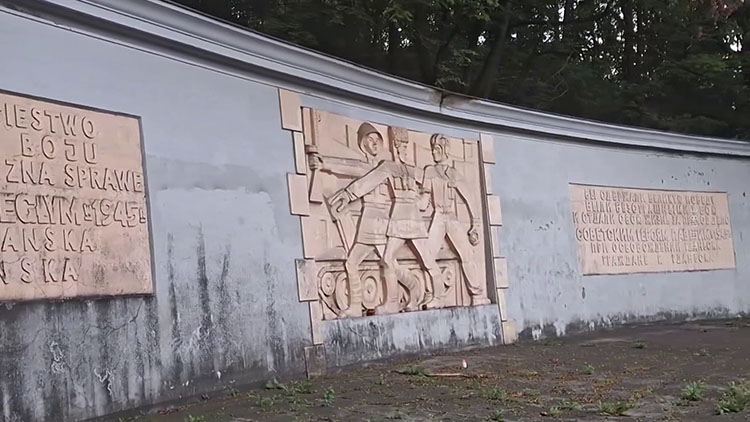 Вандалы осквернили мемориал советским воинам на кладбище в Гданьске Вандалы осквернили мемориал советским воинам на кладбище в Гданьске