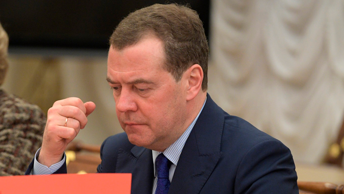 Медведев о пошлинах США: сесть на берегу и ждать труп ЕС