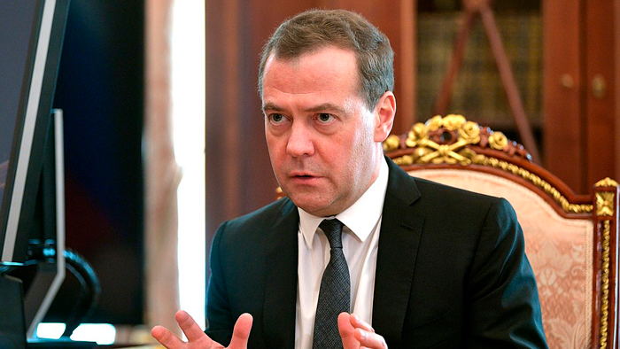 Медведев ответил на резкую критику Трампа в его адрес-0