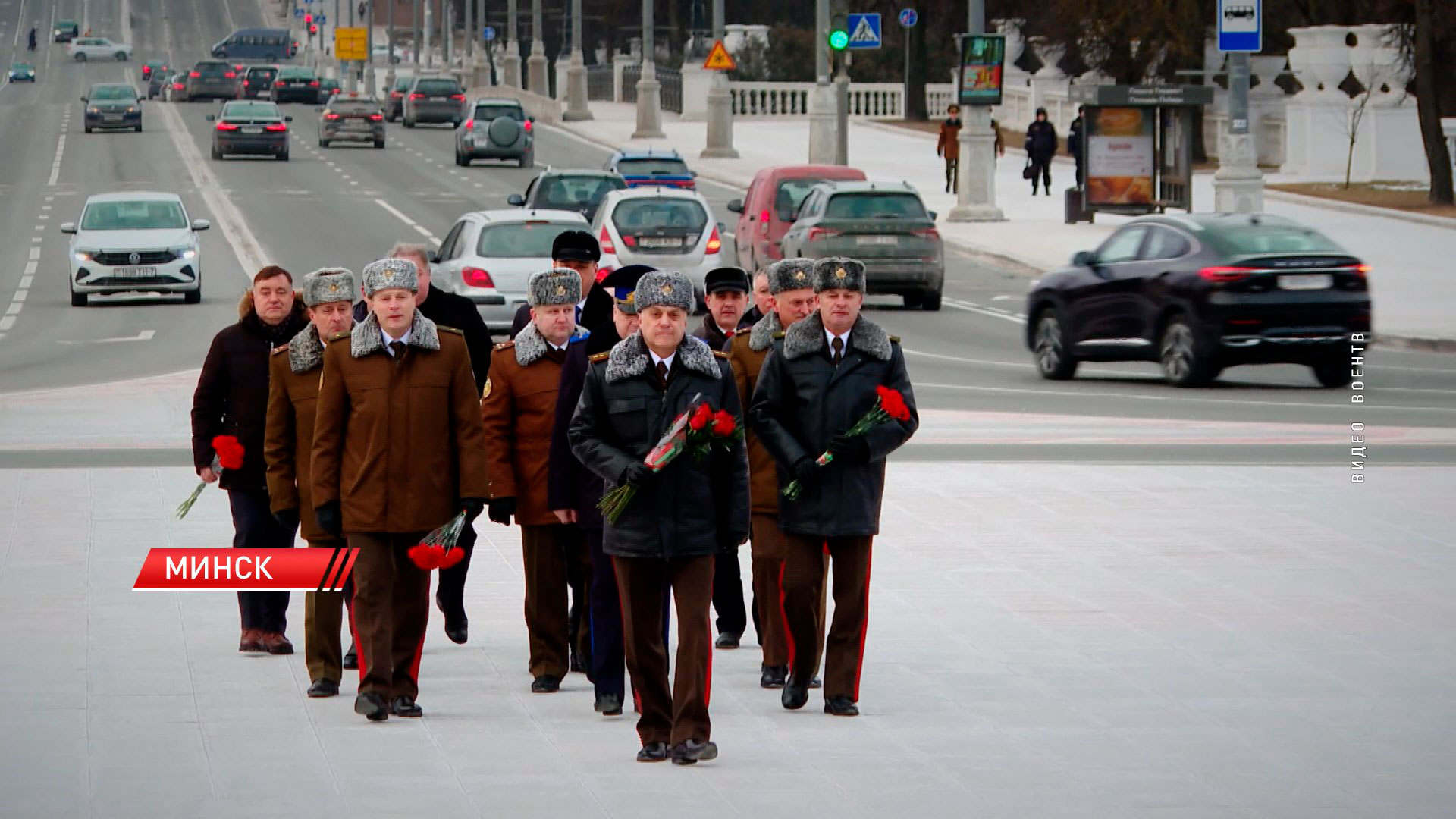 В Минске возложили цветы к монументу Победы-2