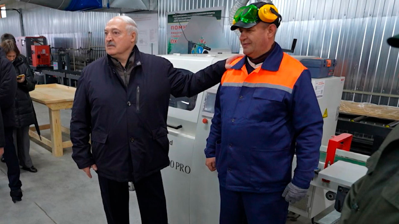 Настоящие мужики – здесь! Президент пообщался с коллективом деревообрабатывающего цеха Березинского заповедника