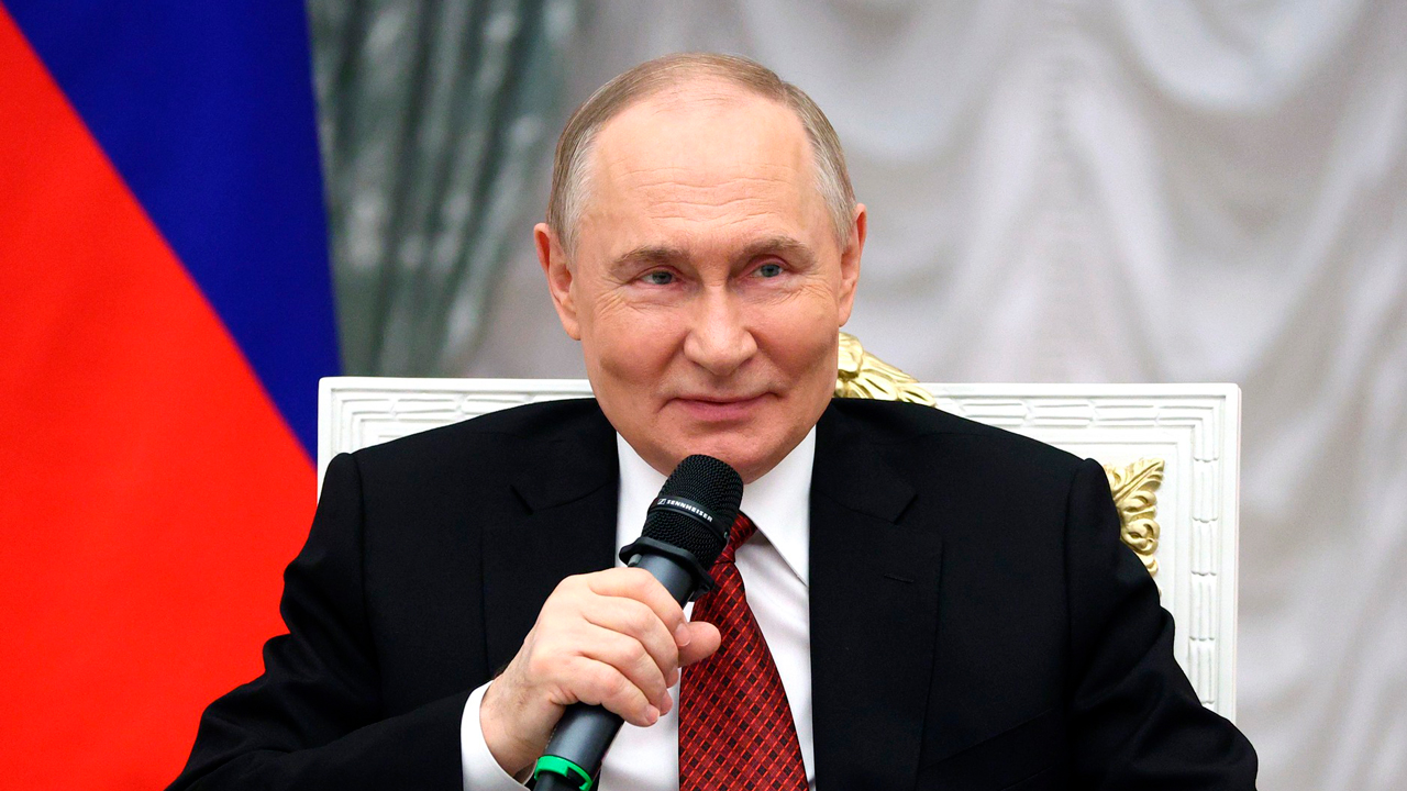 Путин рассказал, что он избежал ношения очков