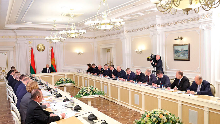 «Людей не хватает, пьют?» Лукашенко рассказал, как поднимать проблемные колхозы