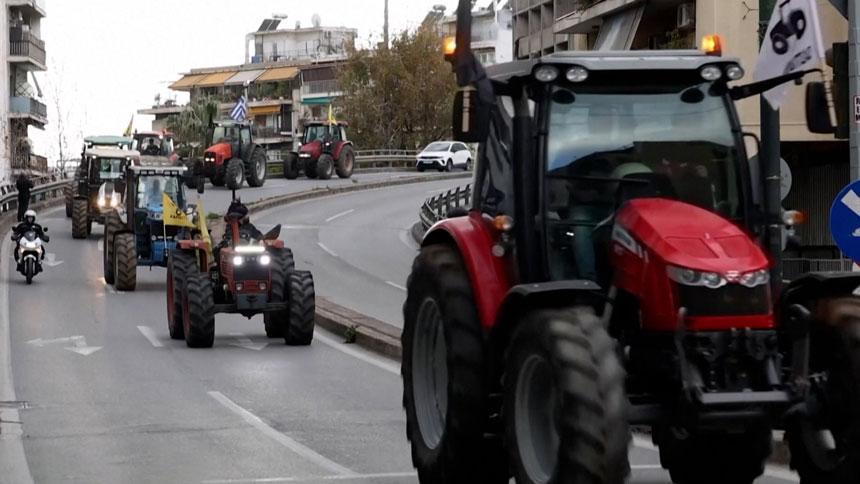 Протестующие греческие фермеры заблокировали площадь перед парламентом в Афинах Протестующие греческие фермеры заблокировали площадь перед парламентом в Афинах