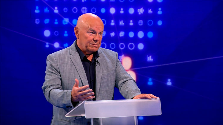 «Отчасти это привычка». Экономист рассказал, почему считают в долларах