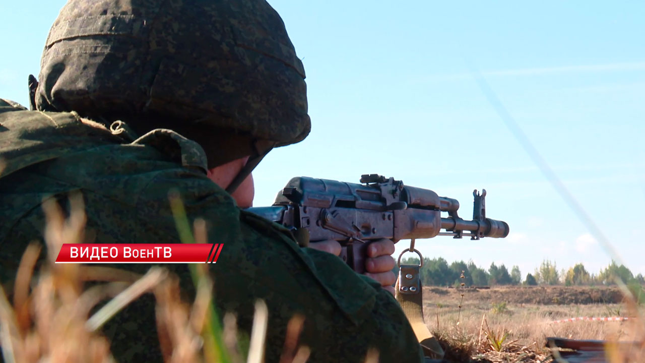 Командиры мехбригад и батальонов сдают нормативы по вождению боевых машин и стрельбе-6