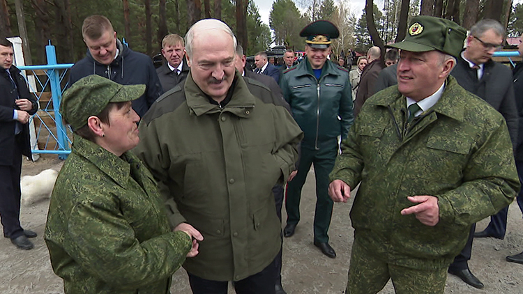 «Он за руку поздоровался! Такой же труженик как и мы».  Как Лукашенко дважды шокировал белоруску