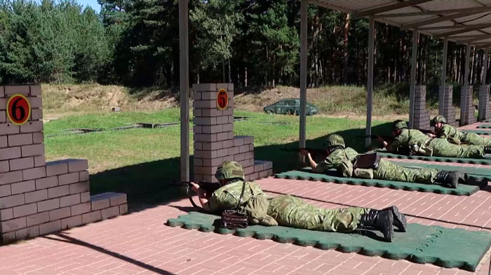 В Институте пограничной службы новобранцы проходят курс молодого бойца