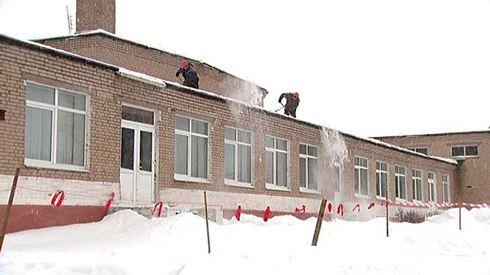 В Логойском районе от снега и наледи очищают более 370 домов