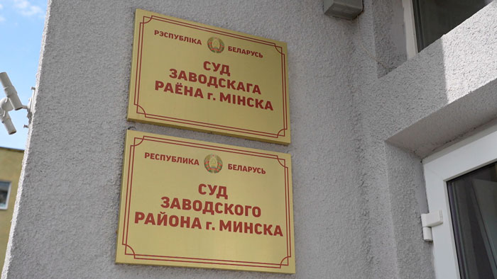 Поили оленя колой и таскали за рога – суд назначил хулиганам административный арест на 10 суток