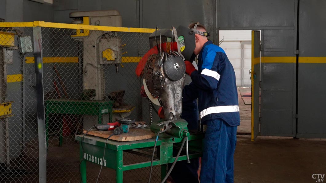 Таких символов года вы точно не видели! Директор колледжа создаёт металлические фигуры в стиле стимпанк-7