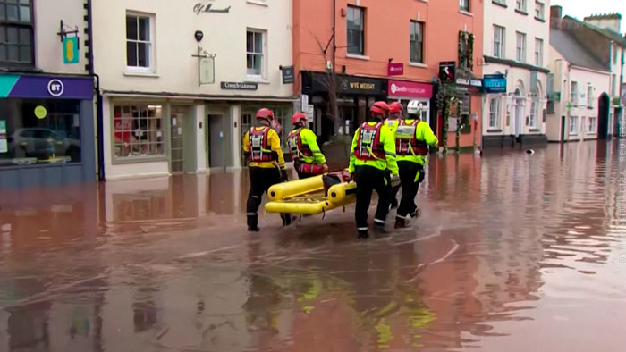 Великобритания устраняет последствия наводнения – уровень воды в реках считается рекордно высоким Великобритания устраняет последствия наводнения – уровень воды в реках считается рекордно высоким