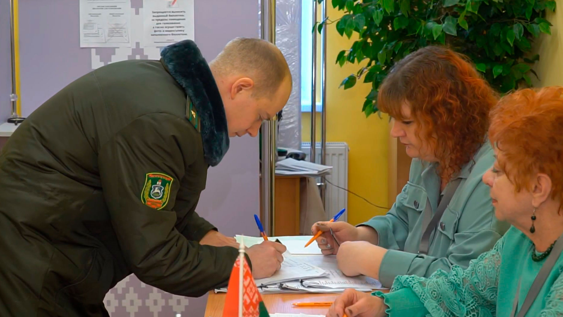Всё больше белорусов подключаются к досрочному голосованию
