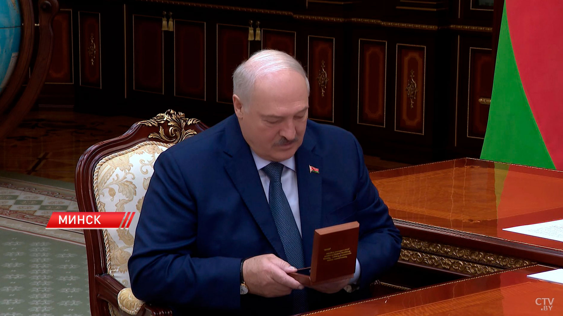 Лукашенко подарили первую золотую монету, которую отчеканили в Беларуси-8