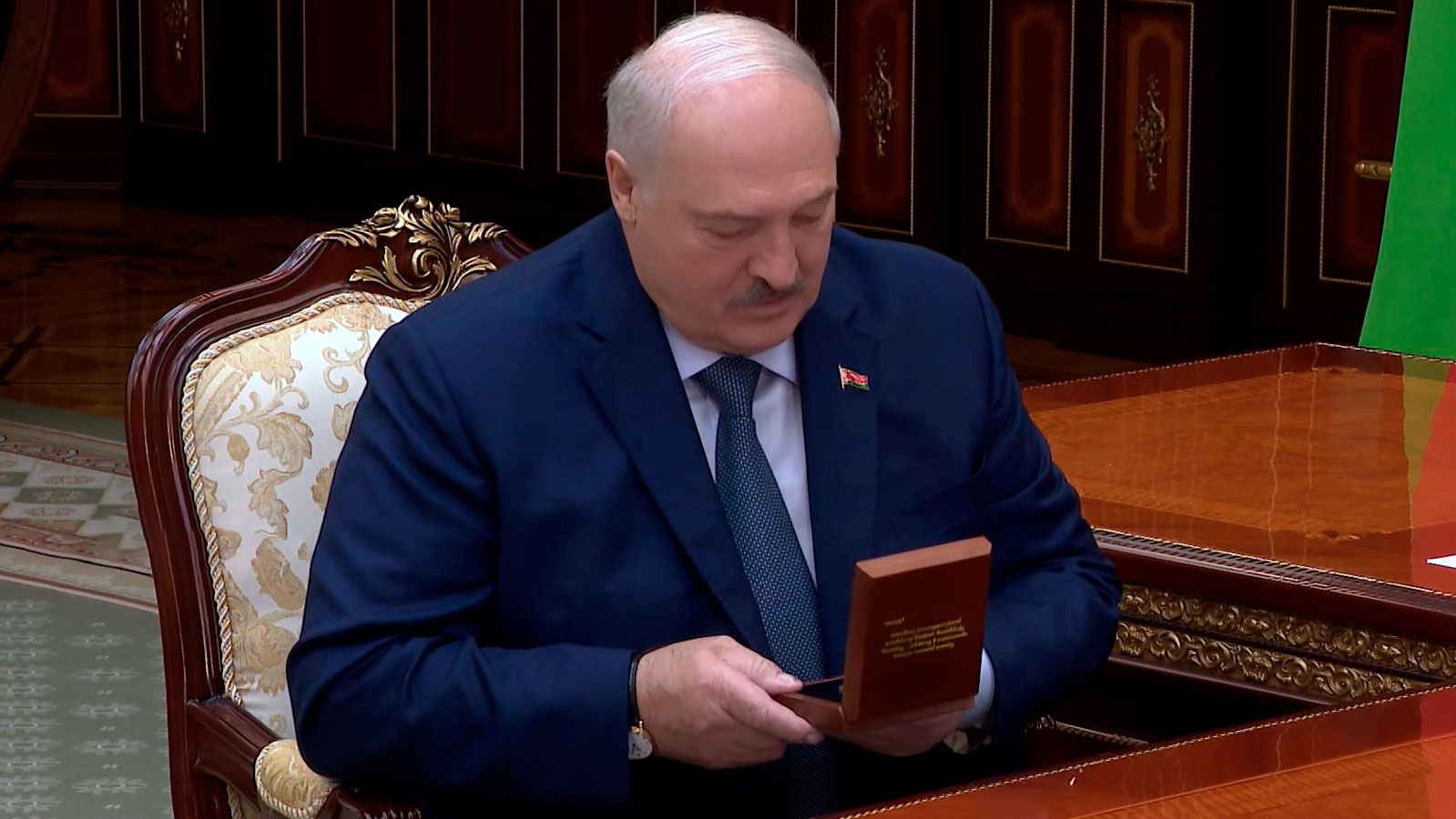 Лукашенко подарили первую золотую монету, которую отчеканили в Беларуси
