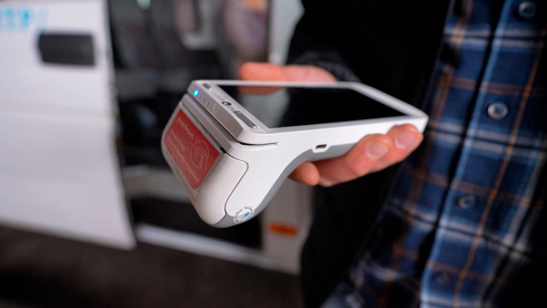 Оплата смартфоном добралась и до маршруток. Как это работает? Собрали впечатления пассажиров и водителей Оплата смартфоном добралась и до маршруток. Как это работает? Собрали впечатления пассажиров и водителей