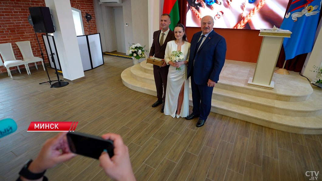 «Дима, надо троих!» Лукашенко с подарками зашёл на свадьбу к молодой паре-6