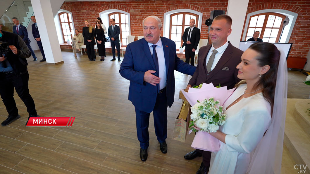 «Дима, надо троих!» Лукашенко с подарками зашёл на свадьбу к молодой паре-10