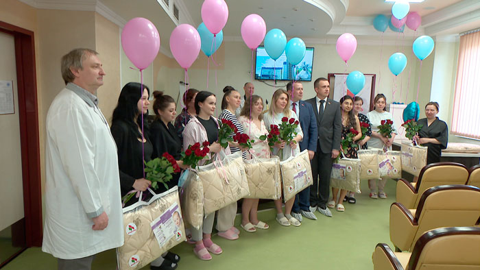 В Минске поздравили мам, которые родили детей в День семьи