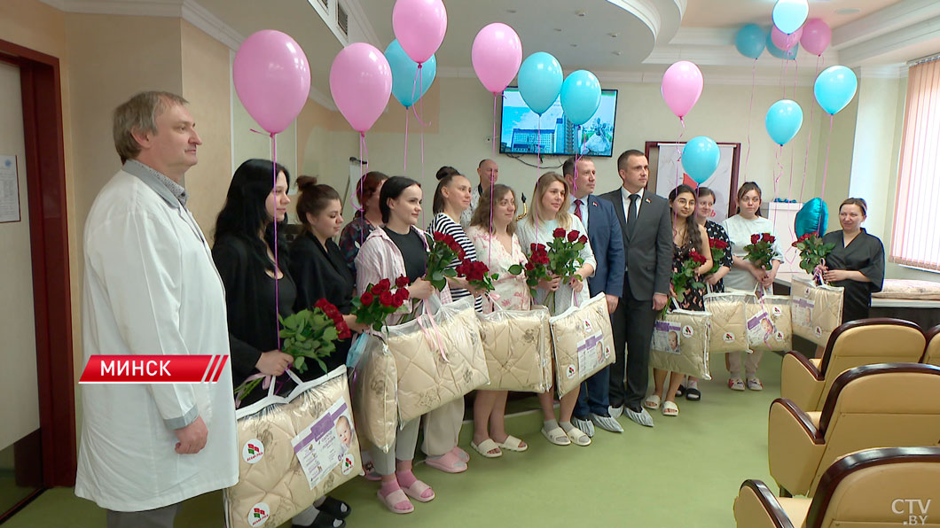 В Минске поздравили мам, которые родили детей в День семьи-2
