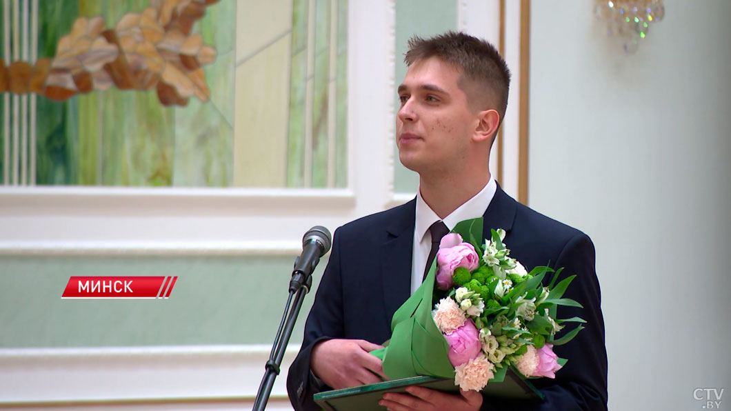 Выпускники вручили Президенту памятный подарок во Дворце Независимости-2