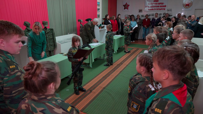 В Гродно учащихся военно-патриотического класса посвятили в кадеты В Гродно учащихся военно-патриотического класса посвятили в кадеты