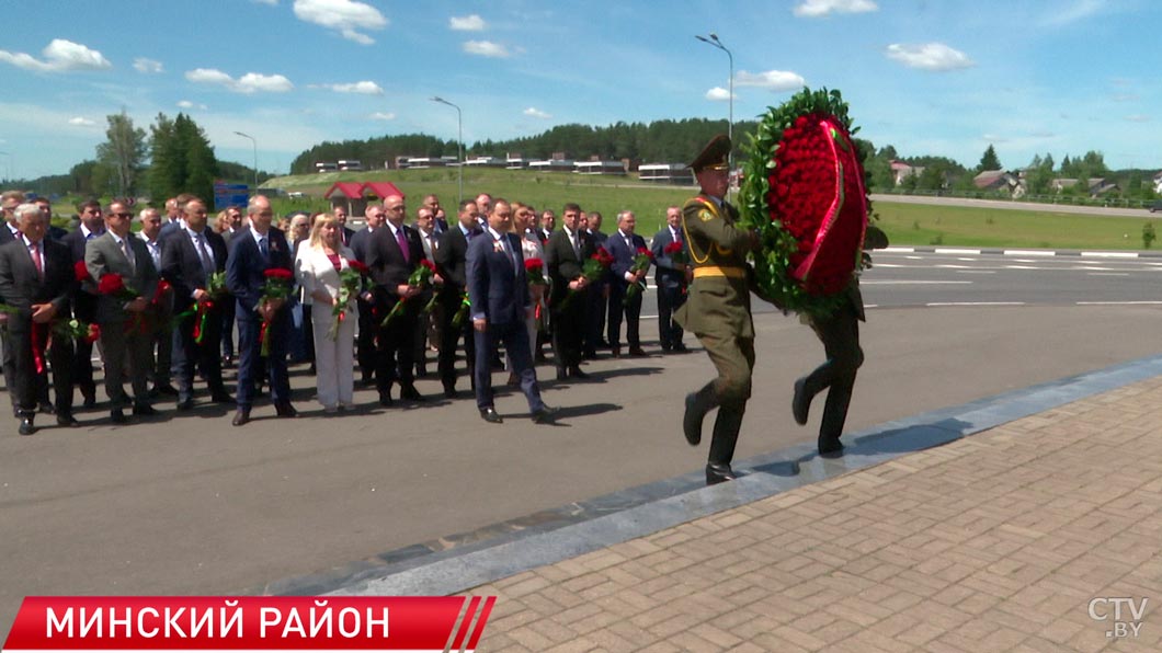 Руководство ведущих банков страны возложило цветы к монументу в Острошицком Городке-2