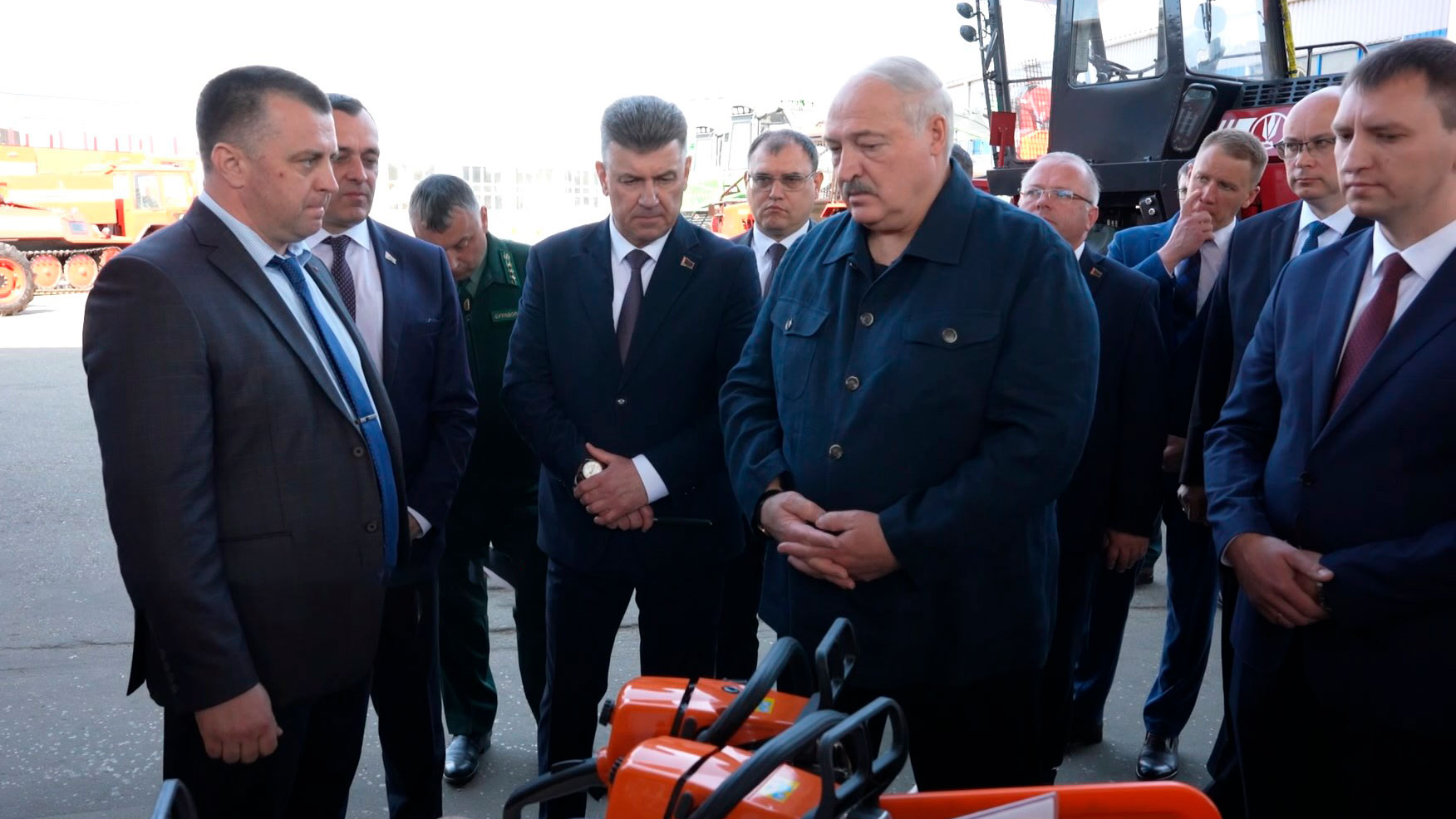 «Здесь у тебя ничего своего». Президенту показали первые бензопилы белорусской сборки