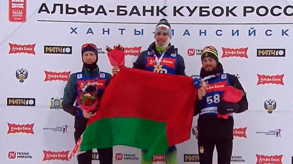 Антон Смольский выиграл спринтерскую гонку на первом этапе Кубка России по биатлону
