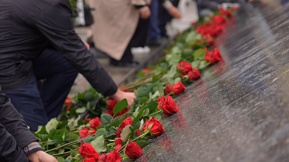 Атмосфера всенародного единения царит 9 Мая у обелисков и мемориалов – кадры возложения на площади Победы