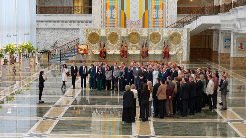 Работники предприятия «Гродноэнерго» посетили с экскурсией Дворец Независимости
