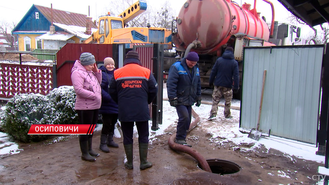 Вода пошла уже в 11 утра! Как устраняли аварию на трубопроводе в Осиповичах – хронология-10