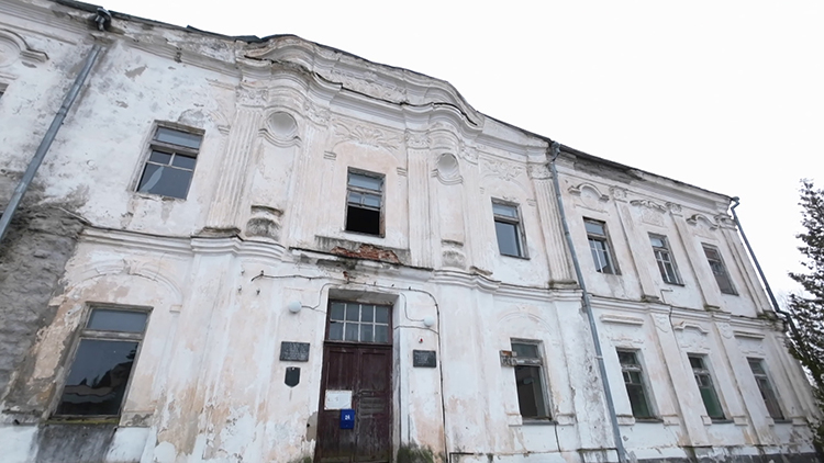 Летом здесь насыпали горы соли, чтобы гости приезжали на свадьбу на санях! История дворца Радзивиллов в Дятлово