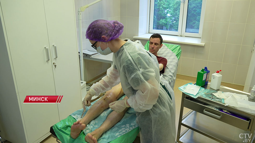 Белорусские врачи провели уникальную операцию пациенту с тяжелой травмой бедра-2