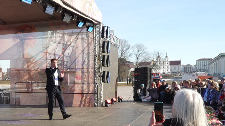 Музыка под открытым небом! Большой концерт ко Дню женщин прошел у Дворца спорта в Минске