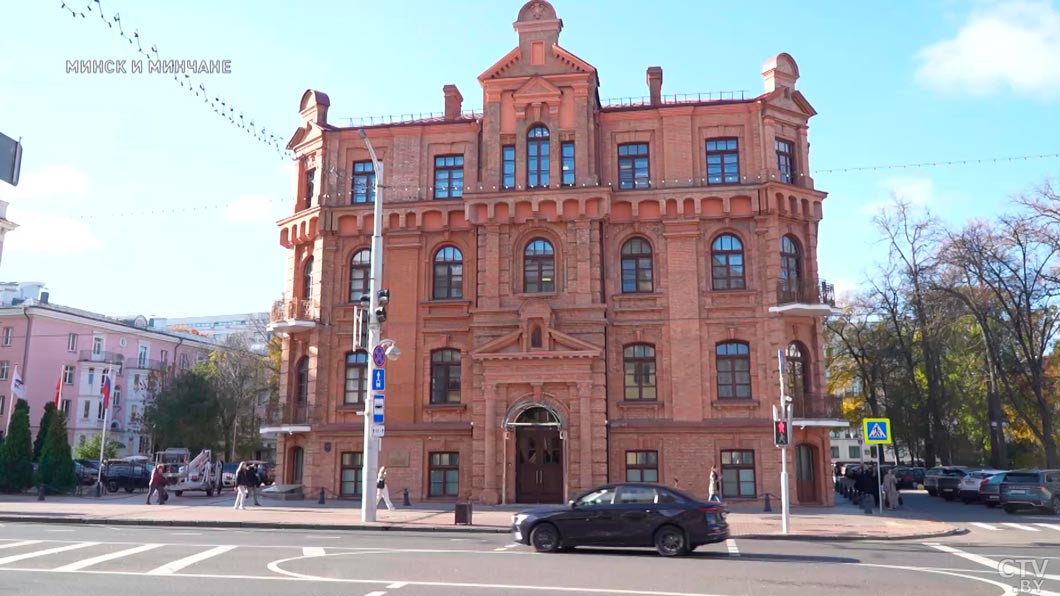 Одно из самых престижных учебных заведений – экскурсоводы рассказали о знаменитых домах Минска-4