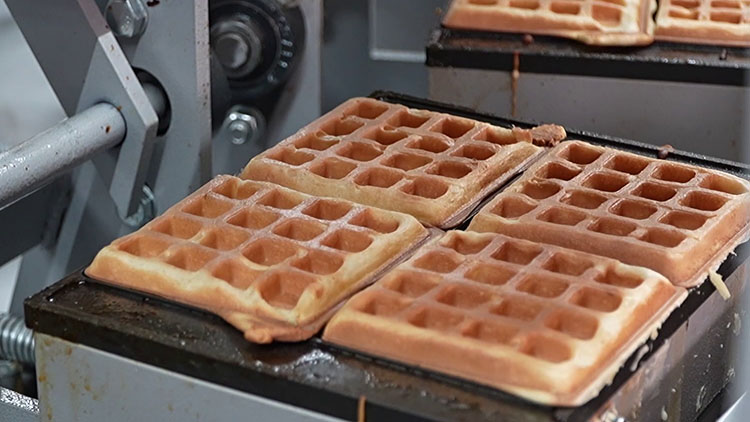 Выпуск вафель по авторской технологии освоили на Докшицком хлебозаводе