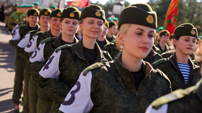 Маршировали с улыбкой даже в ливень! Как готовят к параду Победы участниц самой красивой коробки? 