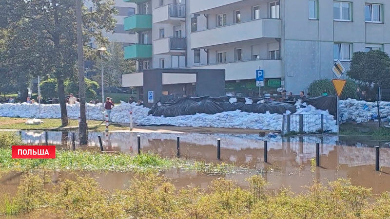 Зоны бедствия в Польше атаковали мародёры