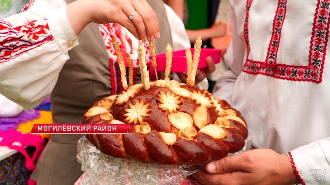 Молодые семьи поборолись за титул «Властелин села»! Чем запомнился конкурс с белорусским колоритом?-6