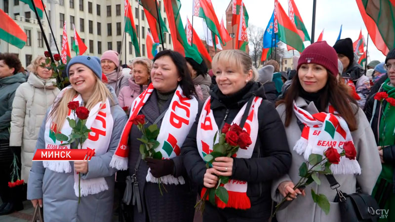 Представители общественности возложили цветы к памятнику Ленина в Минске-2