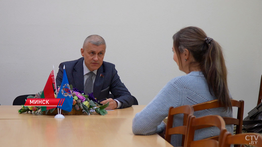 В районных администрациях Минска прошел единый день депутата-2