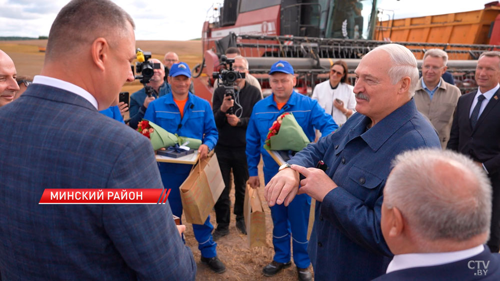 Главное – люди. Президент пообщался с передовиками уборочной в Минском районе – подробности встречи-12