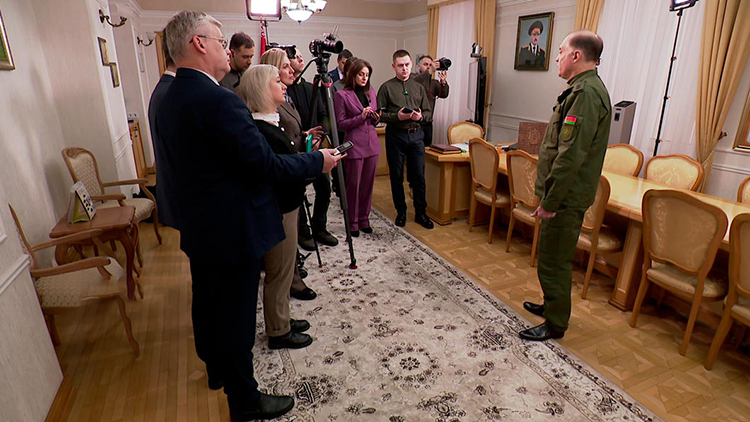 Президента интересует, какие условия созданы для военных на проверке в непогоду – Вольфович Президента интересует, какие условия созданы для военных на проверке в непогоду – Вольфович