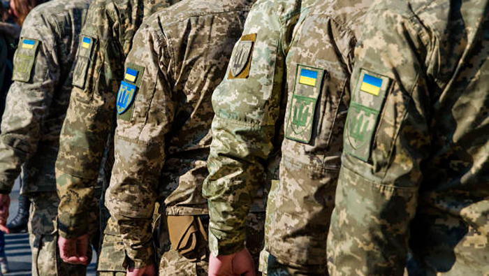 Бойцы ВСУ прошли по навозу на параде в Лондоне-0